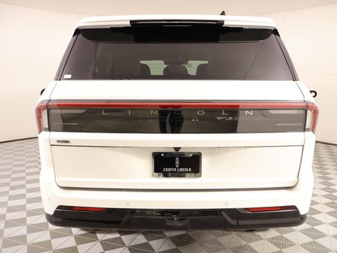 New 2026 Lincoln Navigator Premiere AWD/4WD image 22