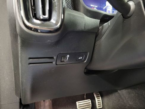 Used 2021 Volvo XC40 P8 Recharge w/ Advanced Package image 22