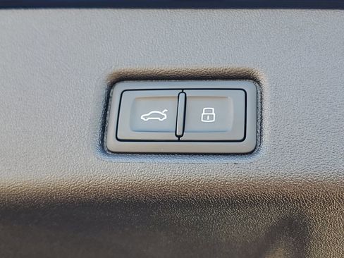 Used 2025 Audi Q5 Premium w/ Convenience Package image 10