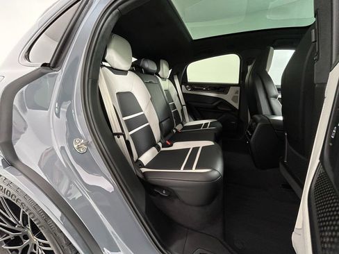 Used 2025 Porsche Cayenne GTS AWD/4WD image 26