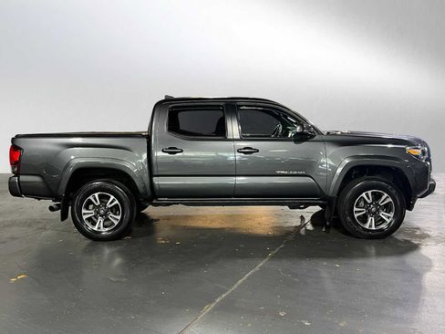 Used 2018 Toyota Tacoma TRD Sport AWD/4WD image 2