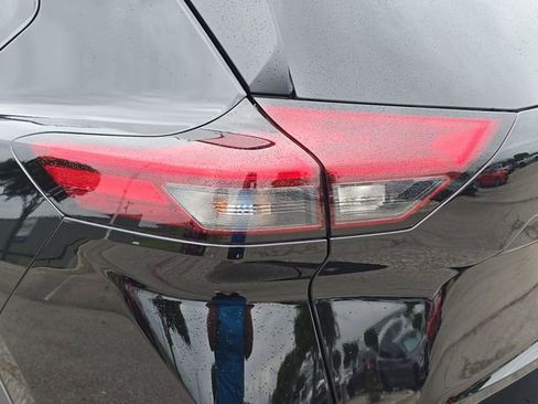 Used 2025 Nissan Rogue SV image 34