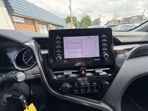 Used 2021 Toyota Camry LE image 3