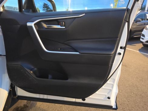 Used 2025 Toyota RAV4 SE AWD/4WD image 9