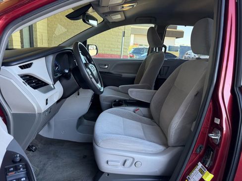 Used 2018 Toyota Sienna LE image 17