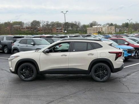 New 2026 Chevrolet Trax ACTIV w/ Sunroof Package FWD image 2