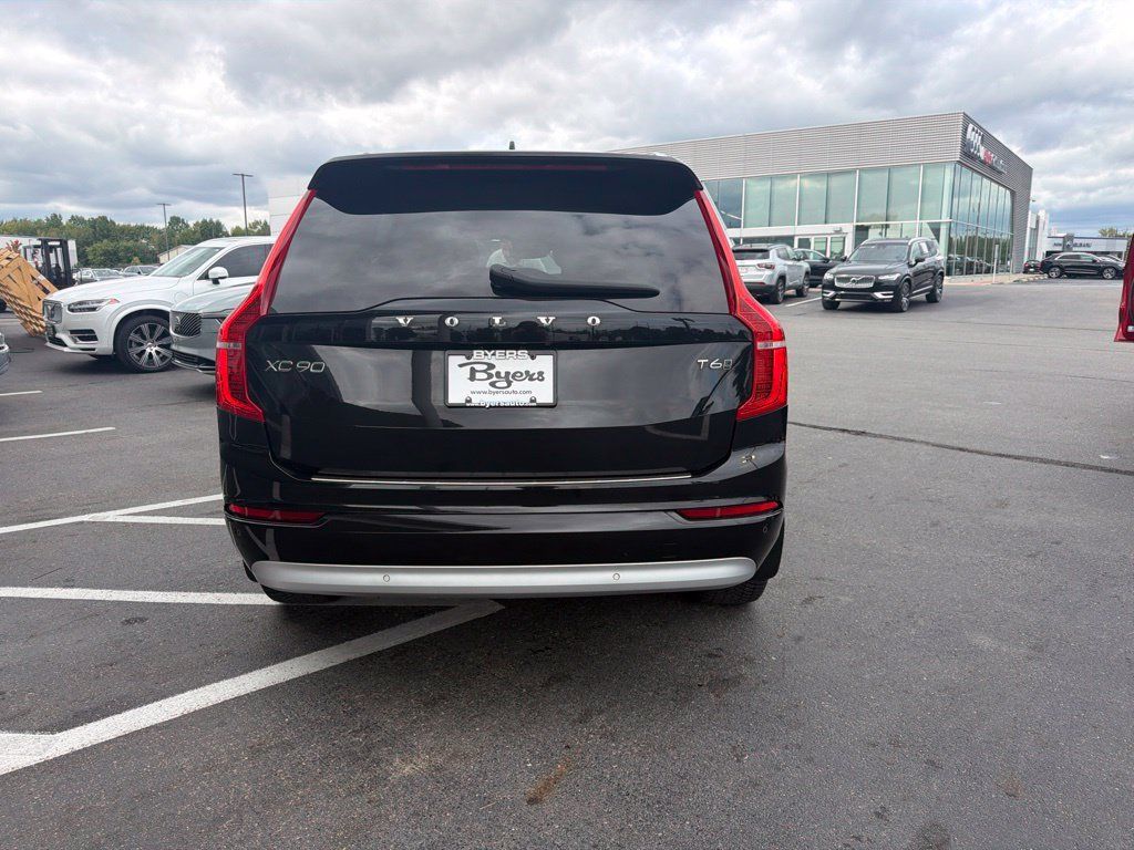 Used 2022 Volvo XC90 T6 Momentum w/ Climate Package AWD/4WD image 3