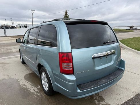 Used 2010 Chrysler Town & Country Touring image 7