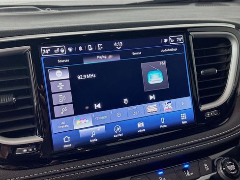 Used 2025 Chrysler Pacifica Select image 21