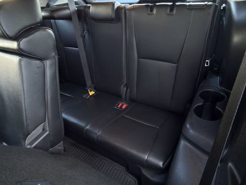 Used 2022 Toyota Highlander XLE FWD image 28