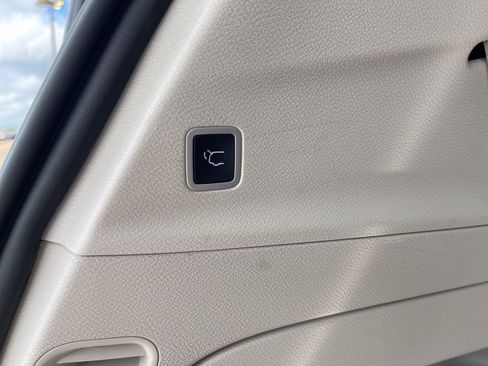 Used 2022 Chrysler Pacifica Touring-L FWD image 13