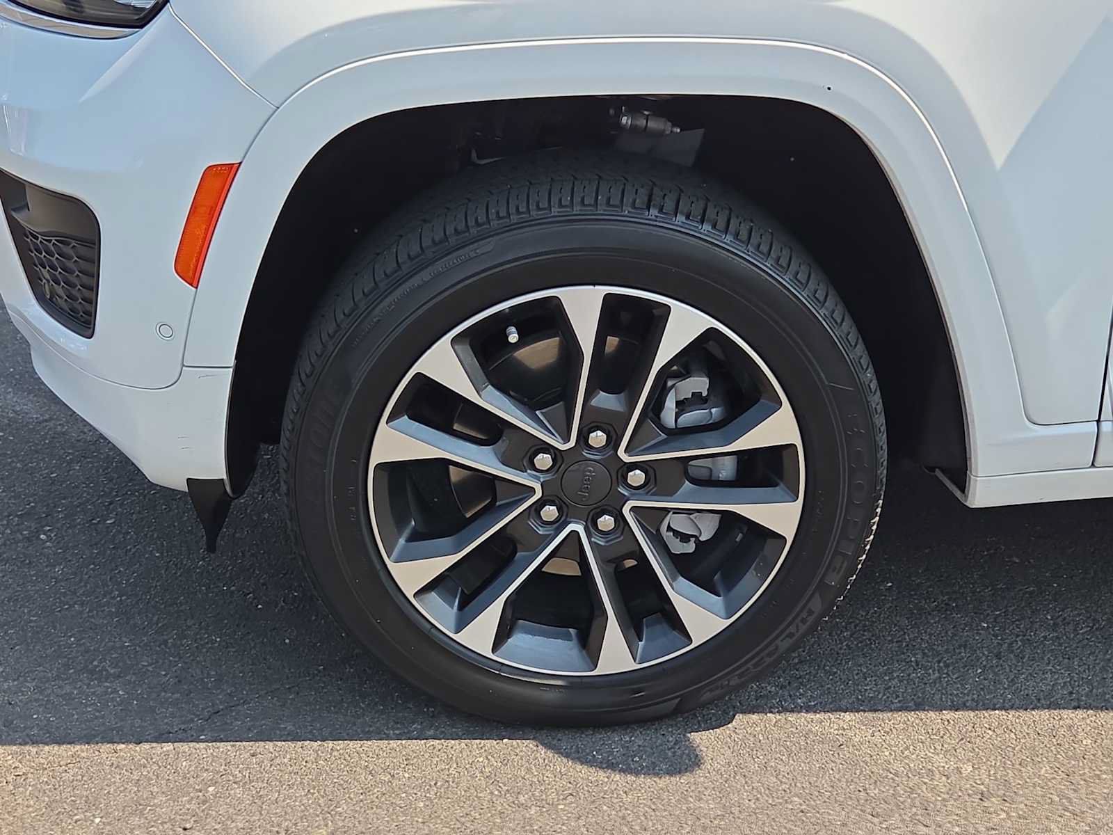 Used 2023 Jeep Grand Cherokee L Overland w/ Rear Seat Video Group I AWD/4WD image 16