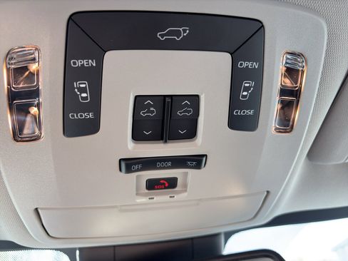 Used 2025 Toyota Sienna XLE image 25