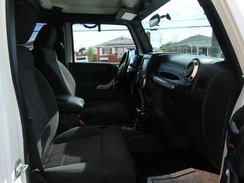 Used 2012 Jeep Wrangler Unlimited Sahara w/ Dual Top Group AWD/4WD image 10