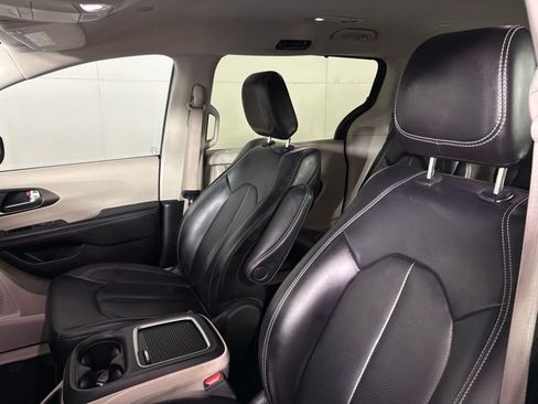Used 2023 Chrysler Pacifica Touring-L FWD image 18