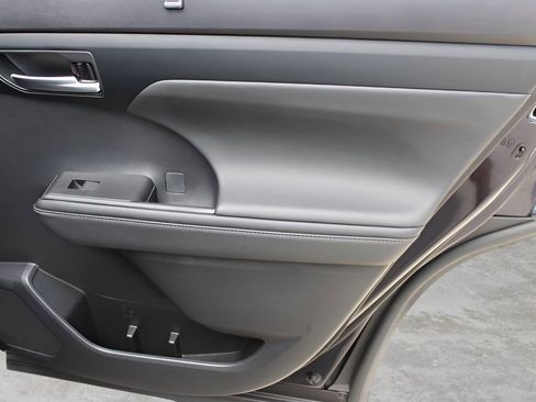 Used 2023 Toyota Highlander XLE AWD/4WD image 24