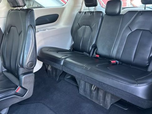 Used 2024 Chrysler Pacifica Touring-L FWD image 17