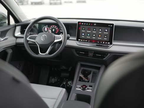 New 2025 Volkswagen Tiguan SE image 26