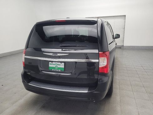 Used 2016 Chrysler Town & Country Touring image 7