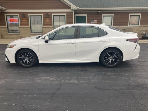Used 2022 Toyota Camry SE image 6