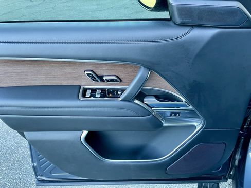 Used 2025 Land Rover Range Rover Long Wheelbase SE image 12