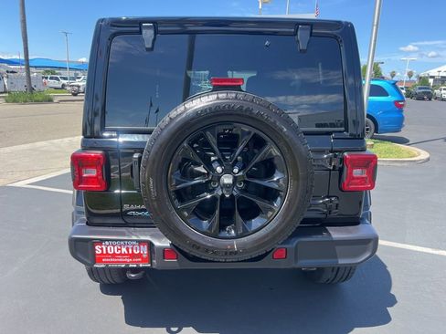 Used 2025 Jeep Wrangler Unlimited Sahara AWD/4WD image 16