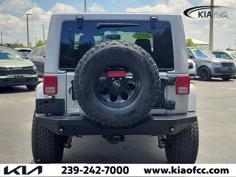 Used 2017 Jeep Wrangler Sahara w/ Connectivity Group AWD/4WD image 5
