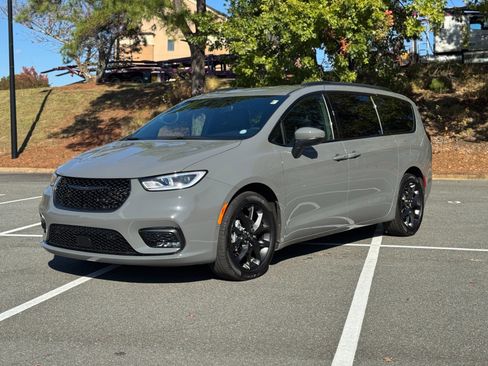 Used 2023 Chrysler Pacifica Touring-L w/ S Appearance Package image 4