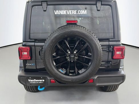 Used 2023 Jeep Wrangler Unlimited Sahara w/ Cold Weather Group AWD/4WD image 9