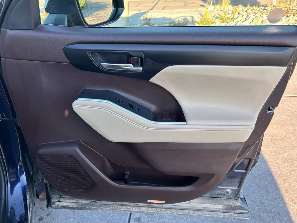 Used 2022 Toyota Highlander XLE AWD/4WD image 34