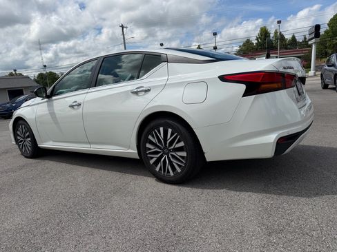 Used 2024 Nissan Altima 2.5 SV FWD image 11
