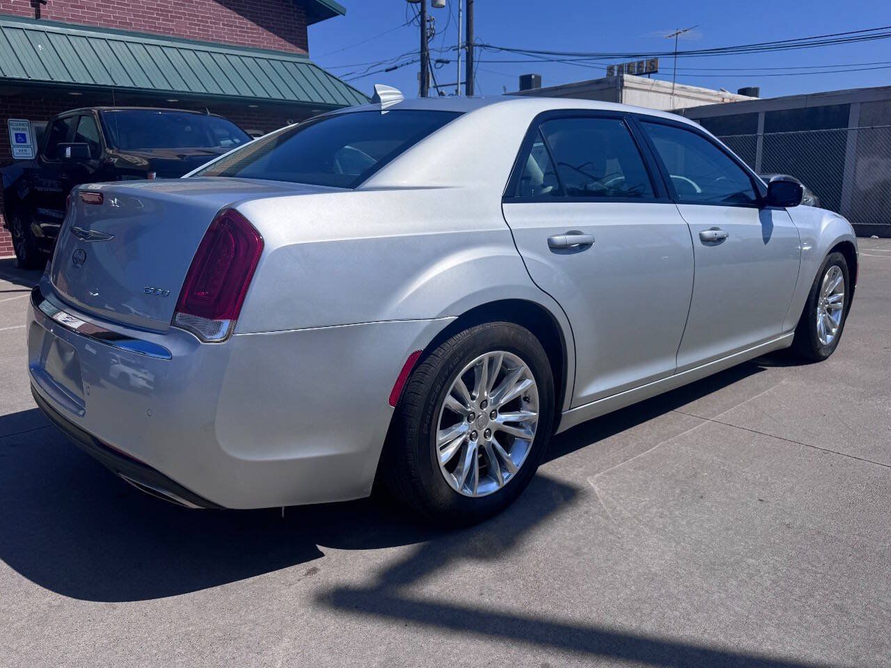 Used 2019 Chrysler 300 Touring w/ Quick Order Package 2EF RWD image 5