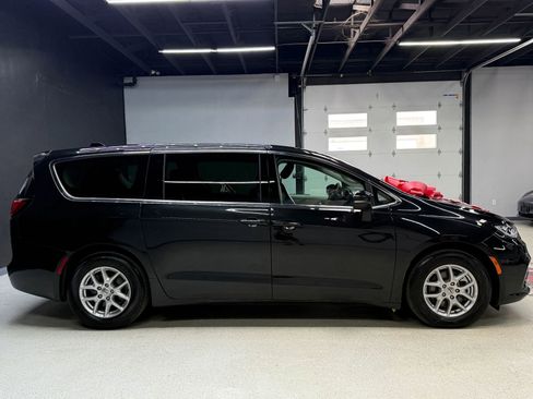 Used 2023 Chrysler Pacifica Touring-L image 10