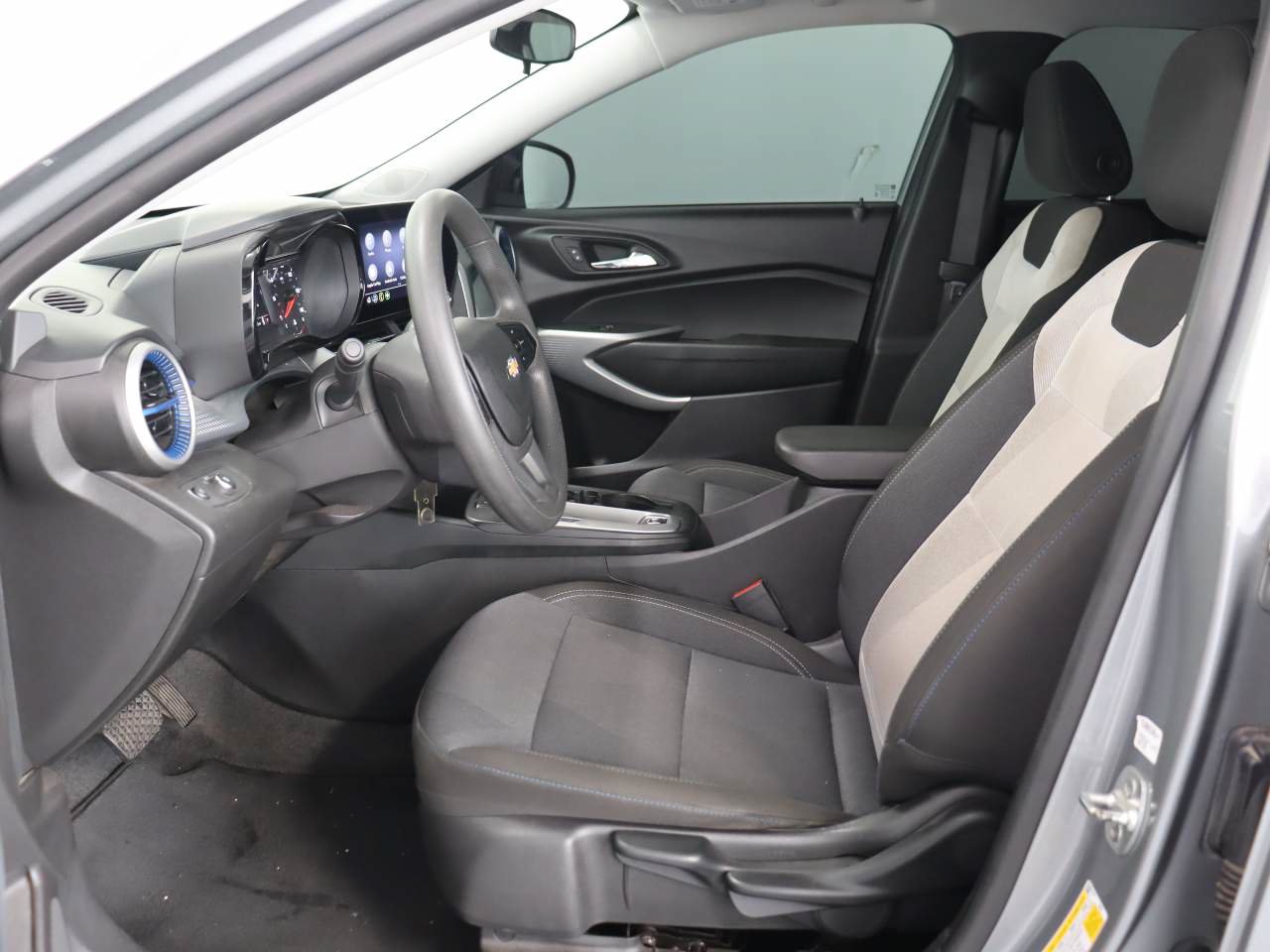 Used 2025 Chevrolet Trax LS FWD image 8