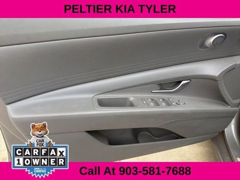 Used 2022 Hyundai Elantra SE FWD image 15