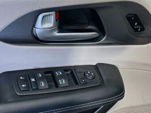 Used 2024 Chrysler Pacifica Touring-L FWD image 15
