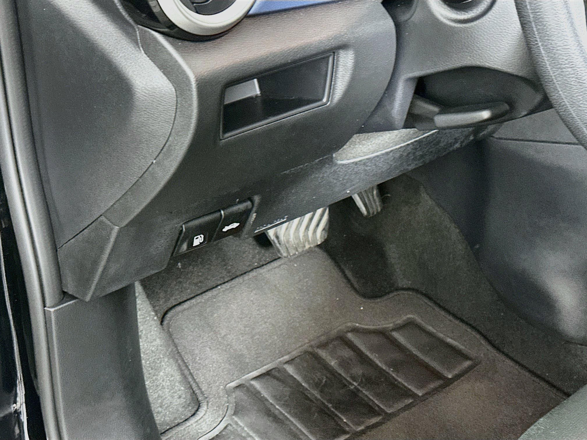 Used 2025 Nissan Versa SV FWD image 17