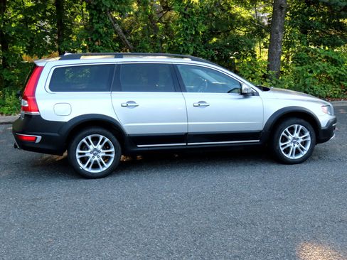 Used 2016 Volvo XC70 T5 Premier w/ Proximity Package image 5