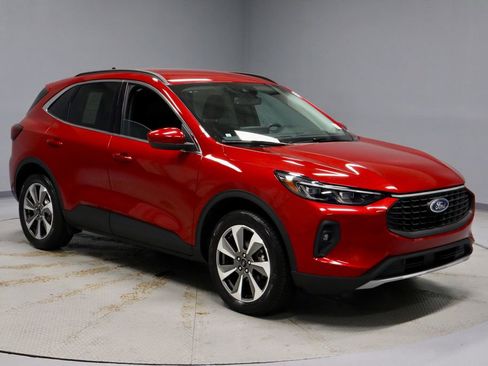 Certified 2025 Ford Escape Platinum w/ Class II Trailer Tow Package AWD/4WD image 1