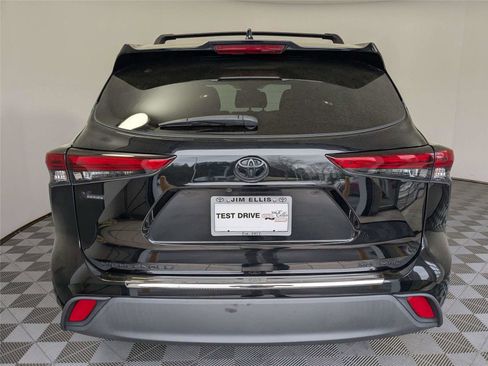 Used 2021 Toyota Highlander XLE image 7