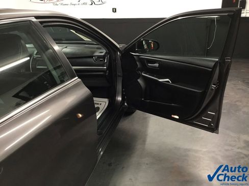 Used 2017 Toyota Camry SE w/ Moonroof Package image 40