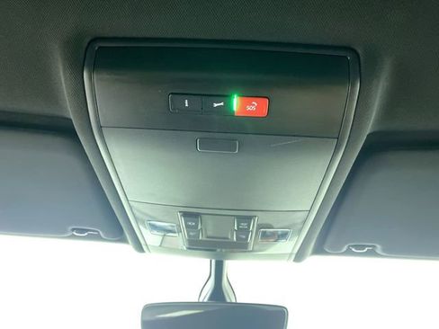 Used 2022 Volkswagen Atlas Cross Sport SE image 9