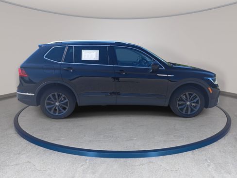 Used 2023 Volkswagen Tiguan SE FWD image 4