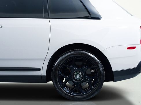 Used 2024 Rolls-Royce Cullinan Black Badge image 17