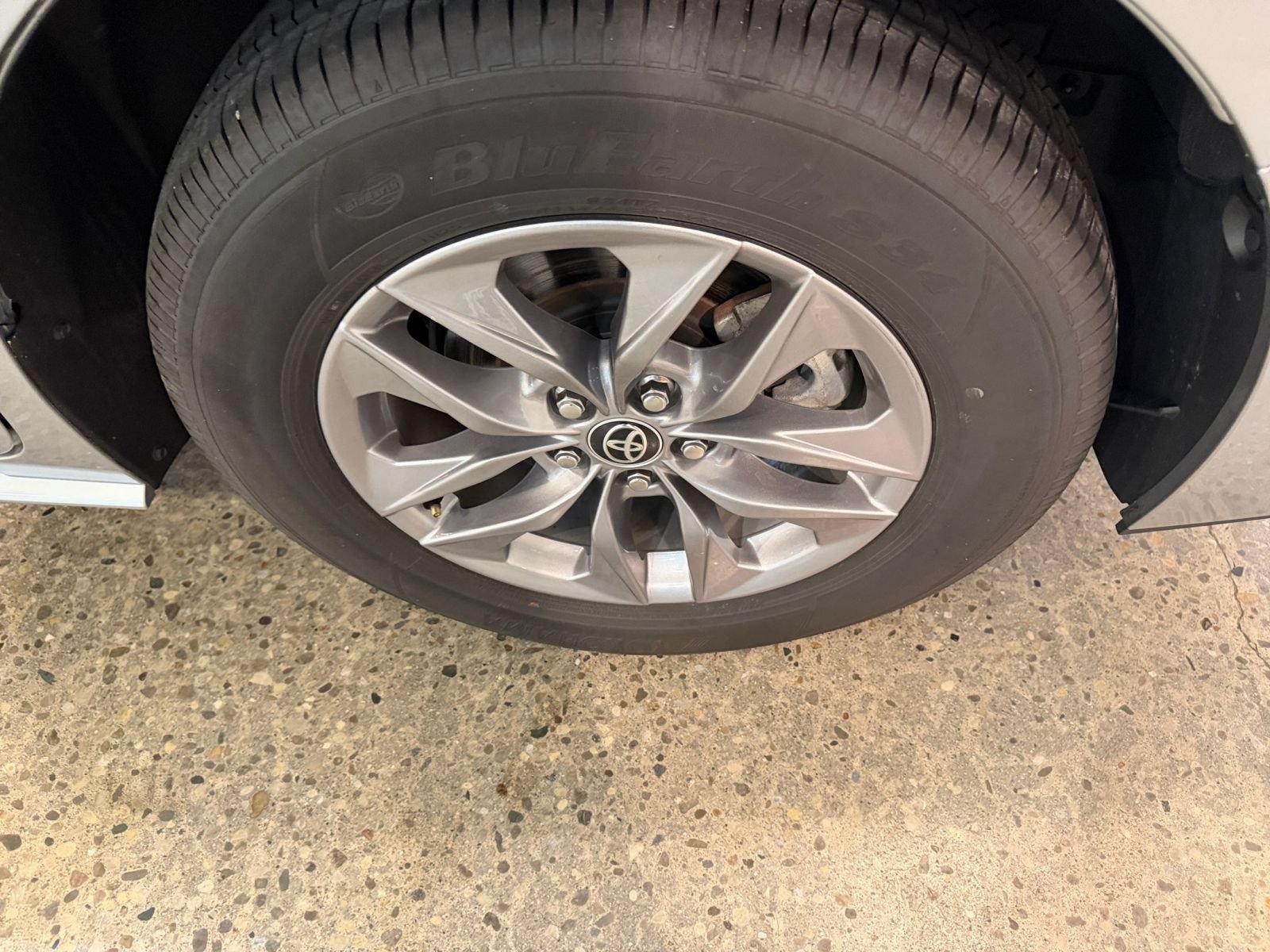 Used 2025 Toyota Sienna XLE FWD image 32