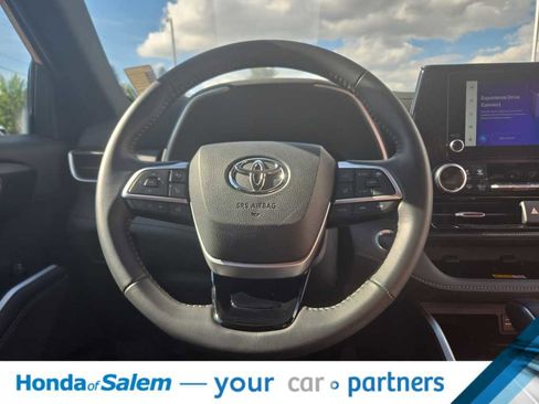Used 2025 Toyota Highlander XSE AWD/4WD image 15