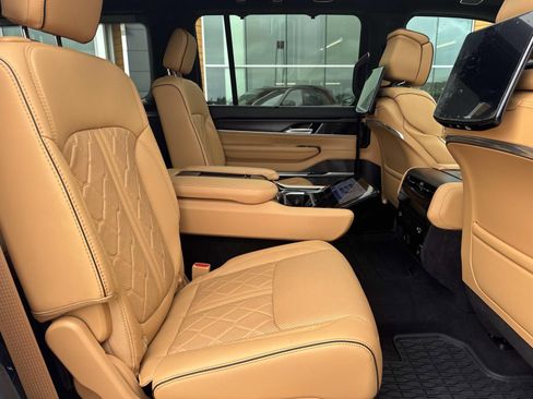 Used 2025 Jeep Grand Wagoneer Series III w/ Rear Seat Video Group 1 image 10