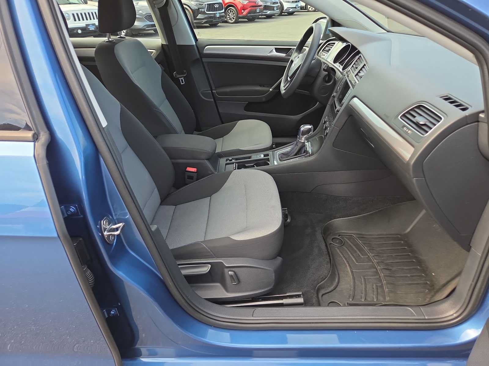 Used 2016 Volkswagen e-Golf SE w/ DC Fast Charging Package FWD image 22