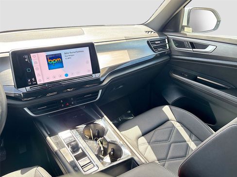 Used 2025 Volkswagen Atlas Cross Sport SE image 23