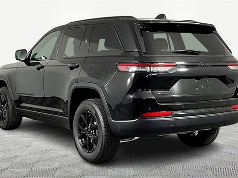 New 2025 Jeep Grand Cherokee Altitude image 4